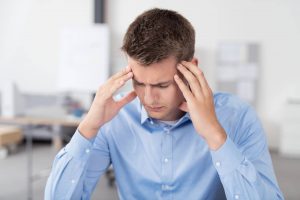 Hombre con ansiedad en el trabajo, disminuyendo su rendimiento profesional