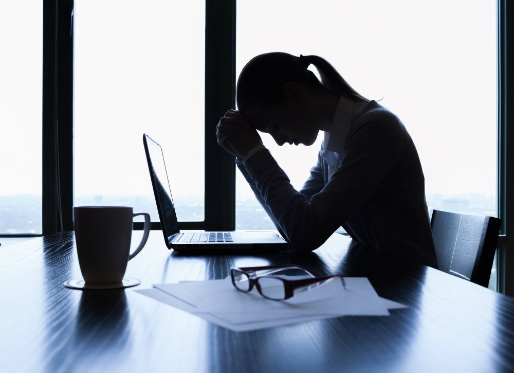 ¿Cómo los problemas psicosomáticos pueden causar alejamiento del trabajo?