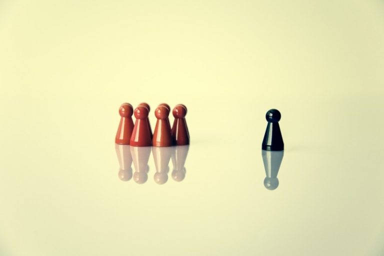 Figuras de ajedrez de diferente color, mostrando el valor del liderazgo y la gestión de personas